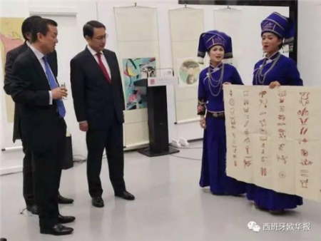 歌手根據(jù)符號唱出動人情歌