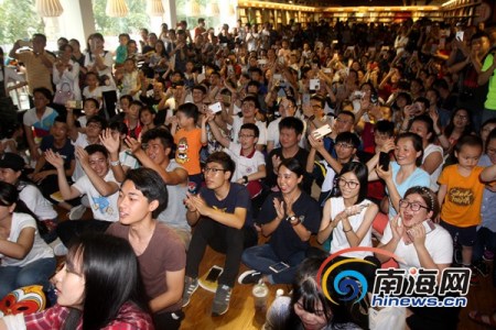 簽售會現(xiàn)場非?；鸨Ｓ浾?陳望 攝