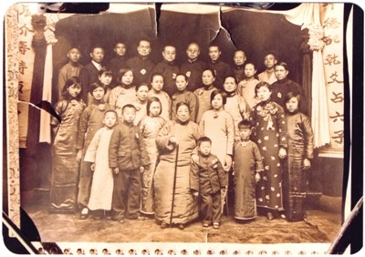 余子維夫人丁氏八十大壽時(shí)與子孫等全家福。