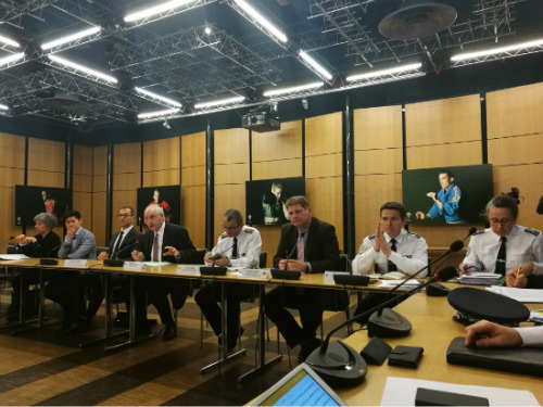 巴黎警察總局主要負(fù)責(zé)人悉數(shù)出席，顯示了對(duì)該事件的重視。（《歐洲時(shí)報(bào)》/孔帆 攝）