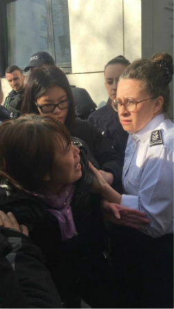 圖為死者家屬在19區(qū)警察局門(mén)口哭訴。孔帆 攝（圖片來(lái)源：歐洲時(shí)報(bào)）