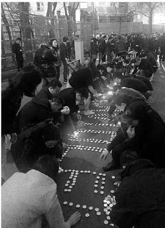 事發(fā)后，當(dāng)?shù)厝A人舉行悼念活動(dòng)。 法國(guó)《華人街報(bào)》供圖