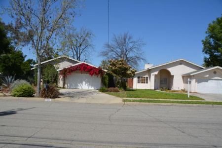 波莫那八歲華童遭槍擊案日前告破，當(dāng)?shù)厣鐓^(qū)居民表示雖然稍安心，但危機(jī)感猶存。圖為案發(fā)住宅及案發(fā)街區(qū)。（記者啟鉻／攝影）