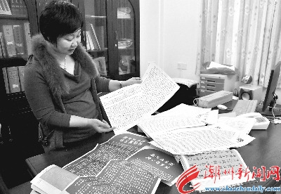 　市韓愈紀(jì)念館館長(zhǎng)李春向記者介紹集“蘇體”《廟碑》全篇1070個(gè)字過程。 本報(bào)記者 黃春生 攝