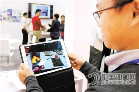 杜亮向記者介紹“滅火英雄”的玩法。