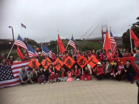 舊金山廣西籍華人華僑在金門大橋下慶祝壯族節(jié)日“三月三”。(美國《世界日報(bào)》