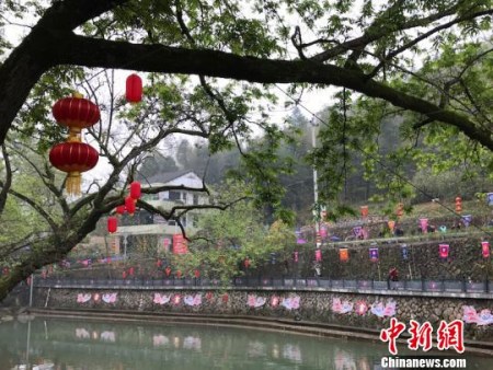平陽青街充滿濃厚畬鄉(xiāng)風情 李婷婷 攝 平陽青街充滿濃厚畬鄉(xiāng)風情 李婷婷 攝
