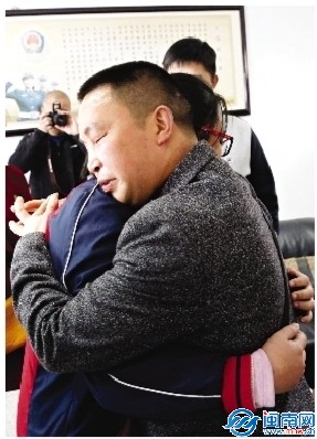 離別14年，這一抱等得太久太久。