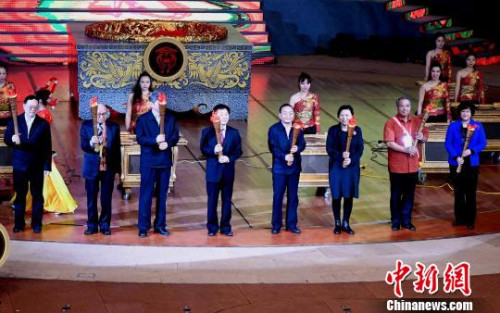 圖為與會嘉賓為2017海峽兩岸各民族歡度“三月三”節(jié)暨福建省第六屆“三月三”畬族文化節(jié)、第十屆海峽兩岸少數(shù)民族豐收節(jié)開幕式點燃火炬?！⒖筛?攝