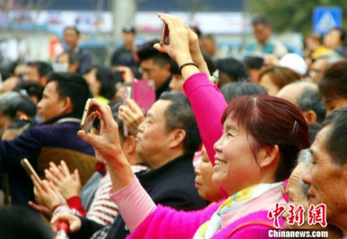 圖為觀看山歌邀請(qǐng)賽的觀眾?！≈炝?攝