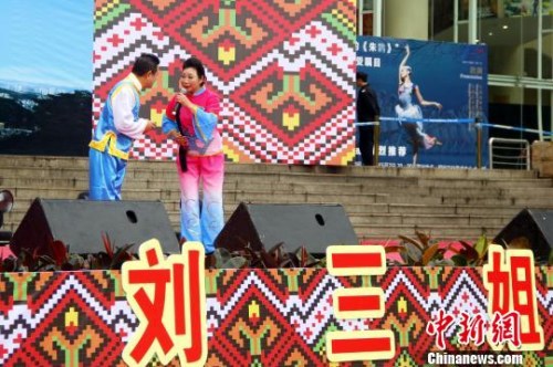 圖為原生態(tài)男女對(duì)唱《割到禾米供老爺》?！≈炝?攝