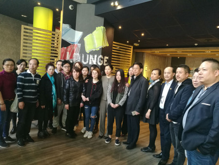 陸青江與死者家屬在一起。(《歐洲時報》/孔帆 攝)