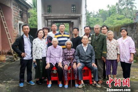 圖為丘秀芷展示先生符兆祥的家譜?！￡P(guān)向東　攝