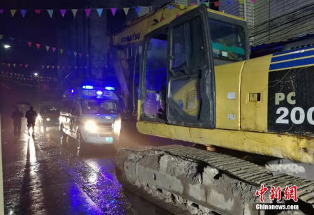 醫(yī)護(hù)人員和救援設(shè)備已達(dá)到現(xiàn)場(chǎng)。 王剛 文 陳裕杰 攝