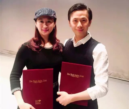 在第二屆世界芭蕾舞比賽上，歐銳(右)獲得現代芭蕾舞成年組唯一一個金獎。