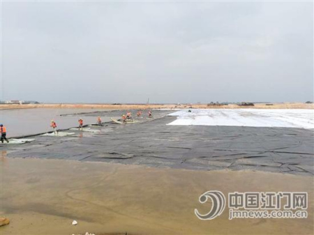 高新區(qū)公共碼頭正在緊張施工中。莊英業(yè)/攝