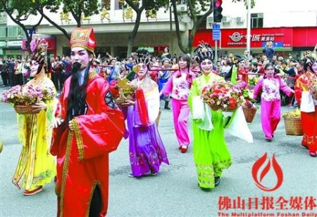 祖廟路上，浩浩蕩蕩的巡游隊(duì)伍。