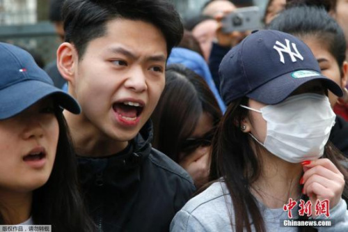 當(dāng)?shù)貢r(shí)間3月26日晚，居住在法國(guó)巴黎19區(qū)的青田籍華人男子被破門而入的執(zhí)法警察開槍打死。圖為當(dāng)?shù)貢r(shí)間28日，在法國(guó)巴黎的亞裔民眾在巴黎警察局門外與法國(guó)防暴警察對(duì)峙。