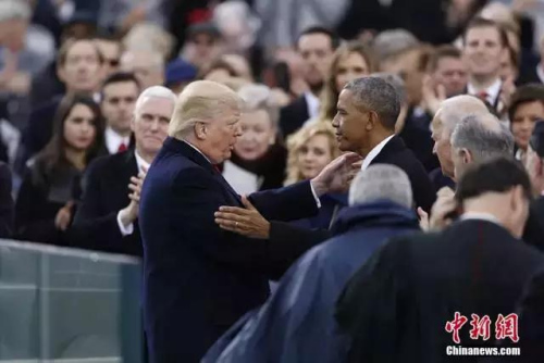 特朗普發(fā)表就職演說(shuō)后與奧巴馬交談。 <a target='_blank' >中新社</a>記者 廖攀 攝