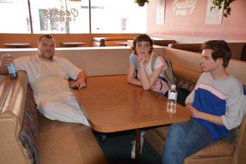 好萊塢電影演員Jack Black(左一)在餐館休息。(記者啟鉻／攝影)