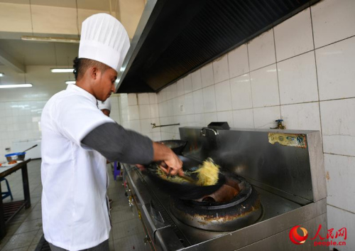 煸土豆絲。李涼 攝