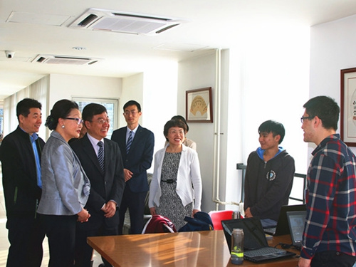 方李邦琴女士與學生交談