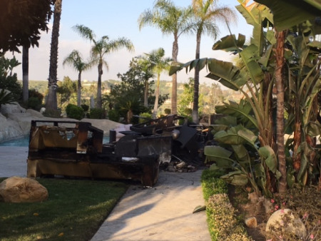 被燒焦的家具在后院堆成小山。(記者 楊青/攝影)