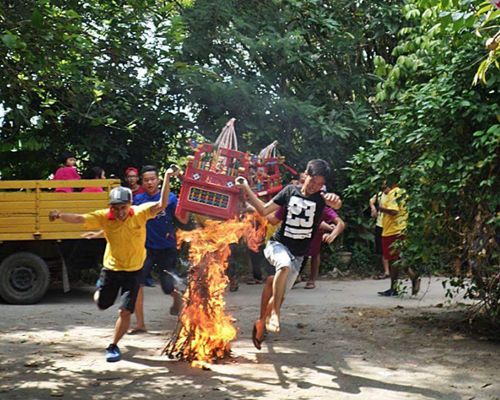 抬轎隊躍過利用椰葉以及金紙制成的火堆。(圖：星洲日報)