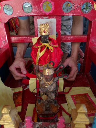 恭請超過200年歷史的楊府二王爺金身上轎。(圖：星洲日報)