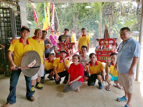 顏錦慶(右一)與現(xiàn)任爐主顏傳文(左二)在來屆爐主許友春(蹲者右三)的住家前合影。