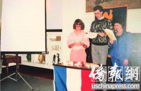 1986年沈佩君在西弗吉尼亞大學(xué)留學(xué)時(shí)做法語課助教。(美國(guó)《僑報(bào)》/管黎明 攝)