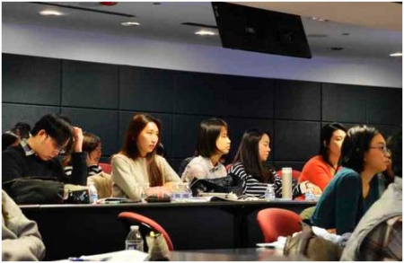 美國各大學(xué)校的畢業(yè)季將至，許多中國學(xué)生雖然有心留美工作，卻對大環(huán)境喪失信心，憂慮自己無緣工作簽證。（美國《世界日報》/董宇 攝）