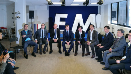 馬克隆安撫逝者家屬后，與華人代表會面。(法國《歐洲時報》/孔帆 攝)