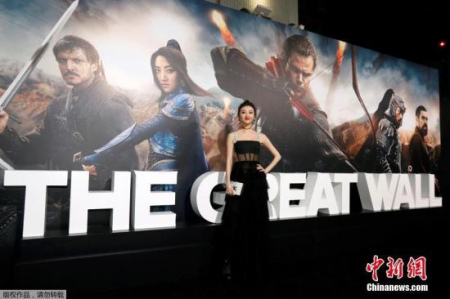  當(dāng)?shù)貢r間2017年2月15日，美國洛杉磯，張藝謀和劇組演員現(xiàn)身宣傳《長城》。圖為景甜亮相。