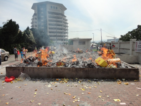 吉隆坡廣東義山自去年開始推行“綠色清明”運(yùn)動后，祭品焚燒量明顯減少。(馬來西亞《星洲日報》資料圖)