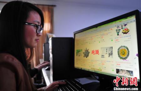 資料圖：白領(lǐng)在網(wǎng)上關(guān)注“代客掃墓”的商家。<a target='_blank' >中新社</a>發(fā) 于海洋 攝