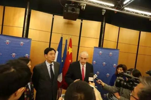 翟雋大使、卡多局長會見記者。(法國《歐洲時報》)