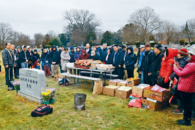 今年清明節(jié)前，開平同鄉(xiāng)會帶著近百名鄉(xiāng)親舉行春祭。（美國《星島日報》）