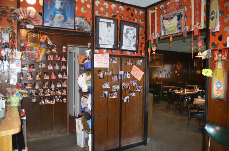 一進(jìn)入老字號(hào)「金星」中餐館，迎面而來(lái)的是熱鬧紛陳的各種相片。（美國(guó)《世界日?qǐng)?bào)》/王善言 攝）