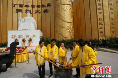 春令營(yíng)領(lǐng)隊(duì)們向軒轅黃帝敬香。　韓章云　攝