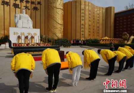 春令營(yíng)營(yíng)員祭拜軒轅黃帝?！№n章云 攝