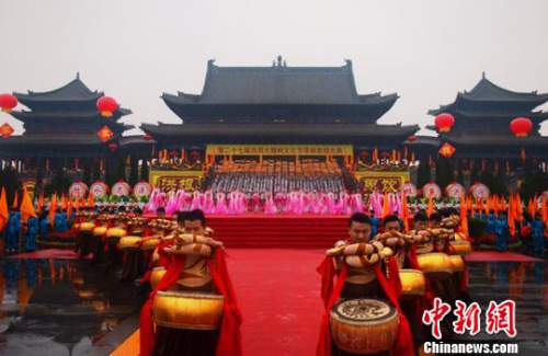 當(dāng)日上午，以“清明大槐樹百姓共尋根”為主題的第二十七屆洪洞大槐樹文化節(jié)尋根祭祖大典在陣陣禮炮聲中拉開了帷幕?！|杰 攝