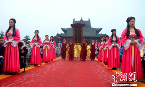 活動(dòng)期間，大典按照“大槐樹祭祖習(xí)俗”進(jìn)行祭奠?！|杰 攝