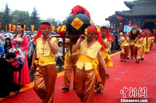 洪洞大槐樹景區(qū)負(fù)責(zé)人說，六百年前，一場聲勢(shì)浩大的移民使“大槐樹”成為了億萬移民后裔魂?duì)繅?mèng)繞的精神家園；今天，“大槐樹”將“大槐樹祭祖習(xí)俗”延續(xù)，將“根祖文化”發(fā)揚(yáng)，傳承著家國之夢(mèng)，承載著移民之情。　劉東杰 攝