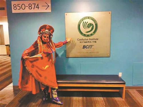 莫豪為加拿大學生表演川劇