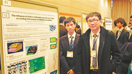 留學經(jīng)歷對滿超(左一)的成長幫助不小