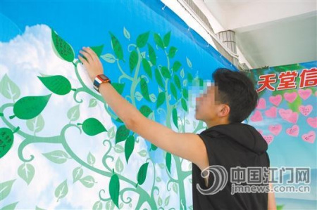 市民用“樹說思念”的文明祭祀方式寄托思念。