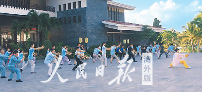 圖為沈騰飛（右一）在教學(xué)員練習(xí)武術(shù)。 　　沈騰飛出生在武術(shù)世家。他在俄羅斯學(xué)習(xí)時(shí)感受到當(dāng)?shù)厝藢?duì)中國功夫的熱情，因此準(zhǔn)備從事與武術(shù)相關(guān)的創(chuàng)業(yè)項(xiàng)目。