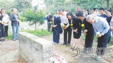 3月30日，新會(huì)區(qū)舉行華僑義冢公祭活動(dòng)，各界人士來到金牛山華僑義冢，對(duì)先僑們進(jìn)行拜祭。