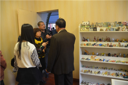 考察新墩村關愛華僑留守兒童服務站心理輔導室。